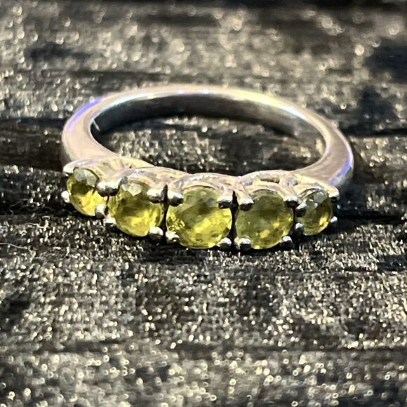 Vintage Sterling Silver .925 5 Stone Peridot Band Ring Size 7 - Picture 1 of 5